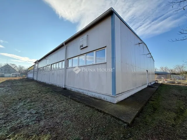 Eladó kereskedelmi és ipari ingatlan Kecskemét 971 nm