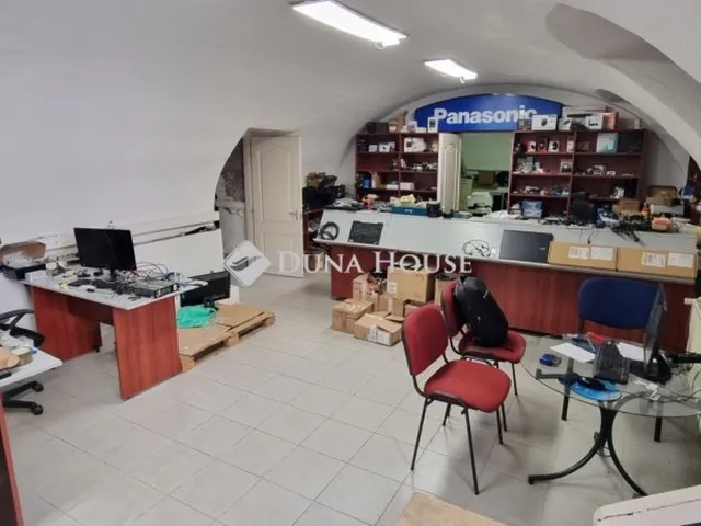 Eladó kereskedelmi és ipari ingatlan Kecskemét 95 nm