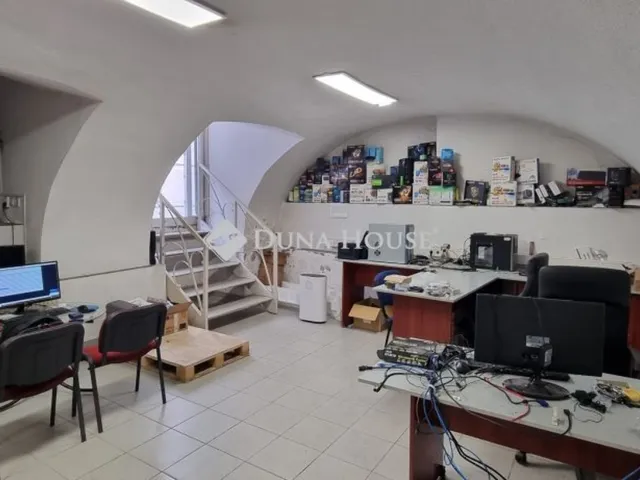 Eladó kereskedelmi és ipari ingatlan Kecskemét 95 nm