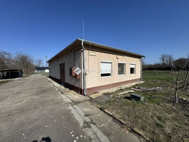 Eladó kereskedelmi és ipari ingatlan Cibakháza 180 nm