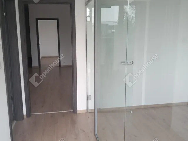 Kiadó kereskedelmi és ipari ingatlan Veszprém, Iparváros 100 nm