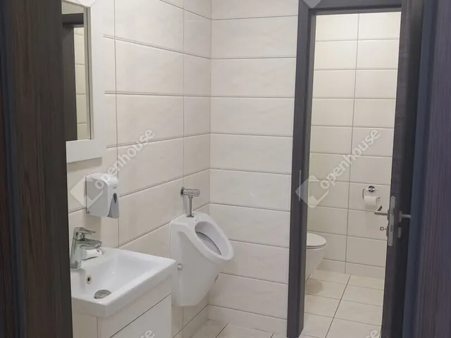 Kiadó kereskedelmi és ipari ingatlan Veszprém, Iparváros 100 nm
