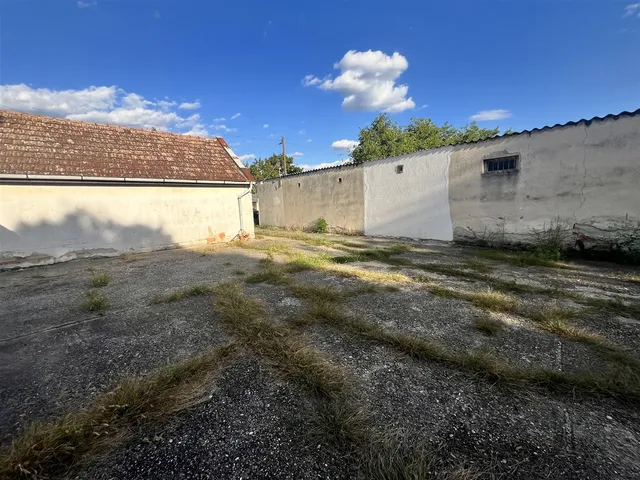 Eladó garázs Gyula 17 nm