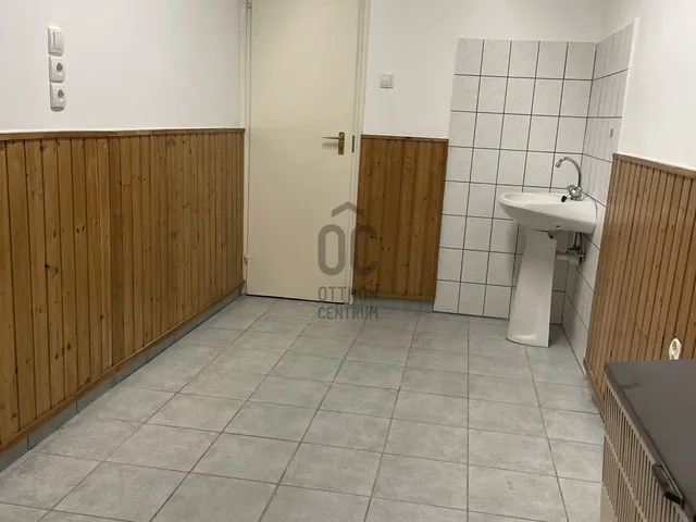 Eladó kereskedelmi és ipari ingatlan Abony 158 nm