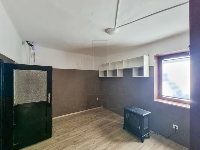 Kiadó kereskedelmi és ipari ingatlan Szombathely, Olad 100 nm