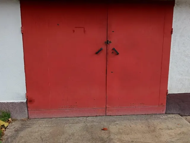 Eladó garázs Oroszlány 21 nm