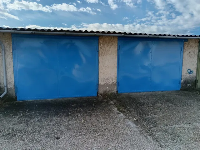 Eladó garázs Oroszlány 42 nm