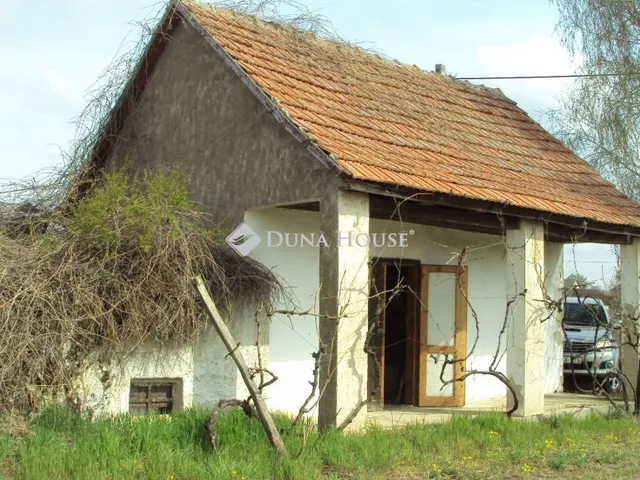 Eladó mezőgazdasági ingatlan Sárkeresztúr 20 nm