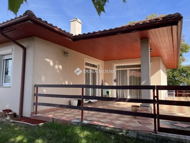 Eladó ház Úrhida, Arany János utca 302 nm