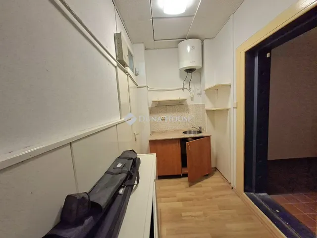 Kiadó kereskedelmi és ipari ingatlan Székesfehérvár 138 nm