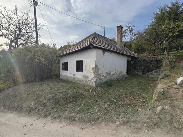 Eladó kereskedelmi és ipari ingatlan Esztergom 40 nm