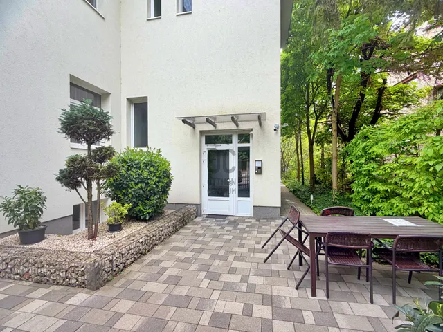 Kiadó kereskedelmi és ipari ingatlan Budapest I. kerület, Naphegy 121 nm