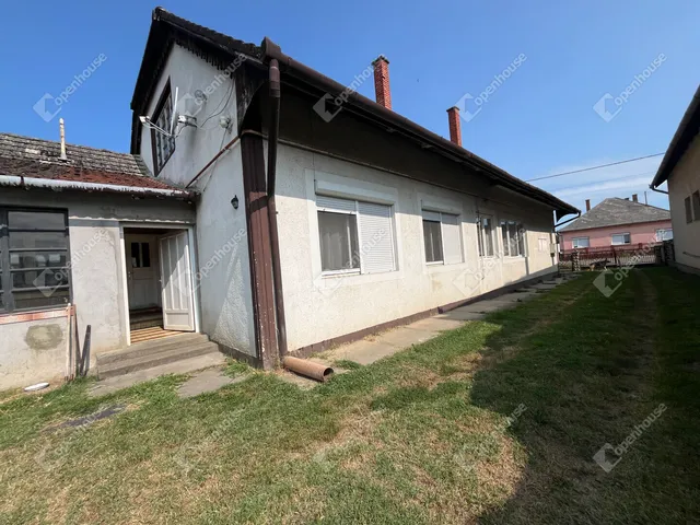 Eladó ház Bolhó 179 nm