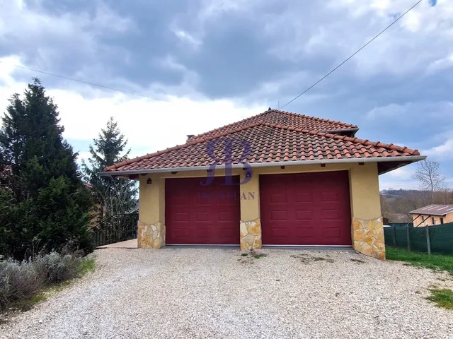 Eladó ház Felcsút, Szári utca 266 nm