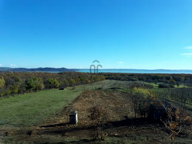 Eladó telek Pécsely 3928 nm