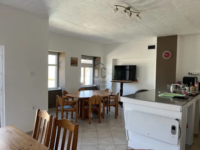 Eladó kereskedelmi és ipari ingatlan Mencshely 180 nm