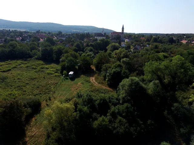 Eladó telek Kővágóörs 2405 nm