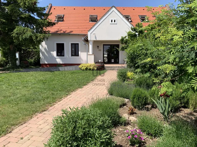 Eladó ház Köveskál 222 nm