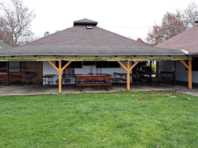 Eladó kereskedelmi és ipari ingatlan Zánka 150 nm