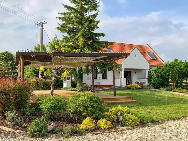 Eladó kereskedelmi és ipari ingatlan Köveskál 222 nm