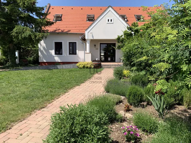 Eladó kereskedelmi és ipari ingatlan Köveskál 222 nm