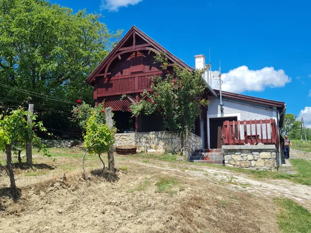Eladó nyaraló Balatoncsicsó 110 nm