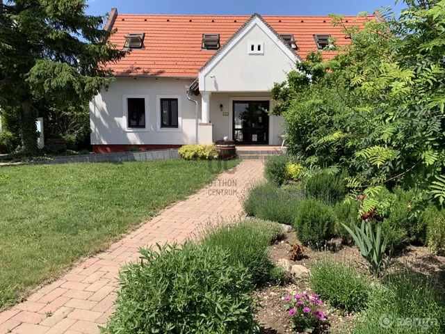 Eladó kereskedelmi és ipari ingatlan Köveskál 222 nm