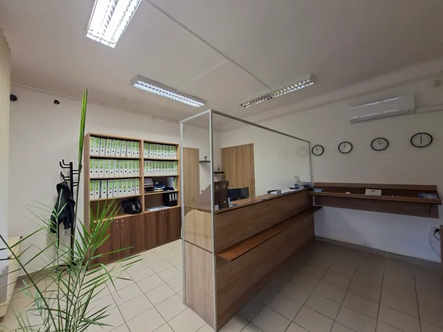 Kiadó kereskedelmi és ipari ingatlan Debrecen, Belváros, Bem tér 54 nm