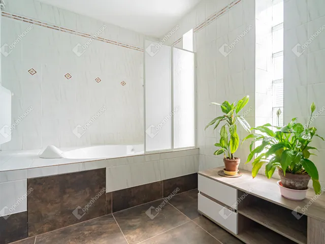 Eladó lakás Budapest III. kerület, Mocsárosdűlő 140 nm