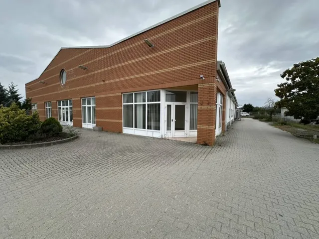 Kiadó kereskedelmi és ipari ingatlan Paks 906 nm