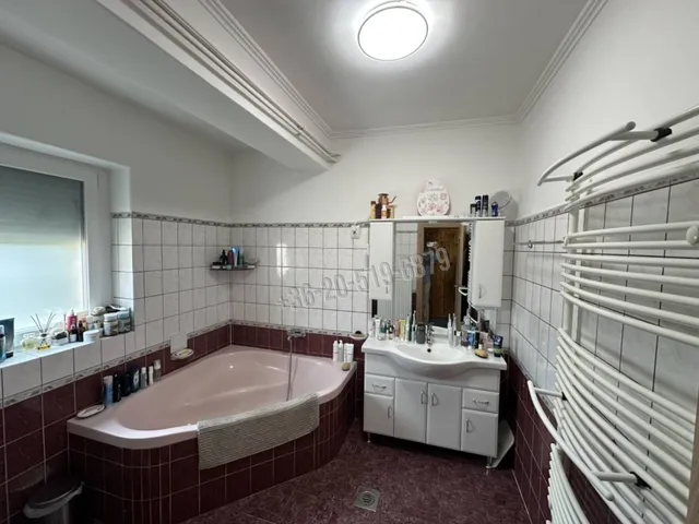 Eladó ház Dunaföldvár, Búzavirág utca 210 nm