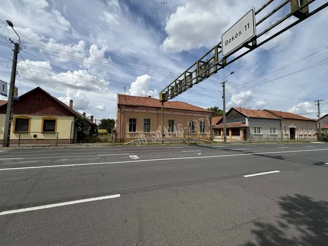 Eladó kereskedelmi és ipari ingatlan Békéscsaba, Békési út 256 nm
