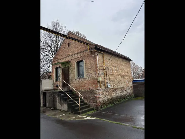 Eladó kereskedelmi és ipari ingatlan Békéscsaba 1244 nm