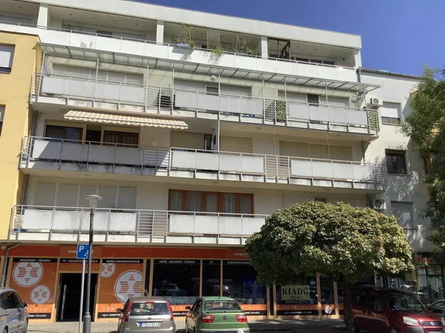 Kiadó kereskedelmi és ipari ingatlan Békéscsaba 200 nm