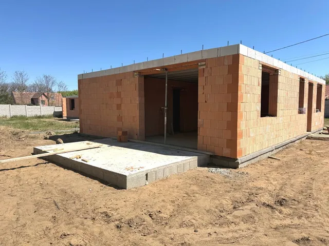 Eladó ház Erdőkertes, Háromház 119 nm