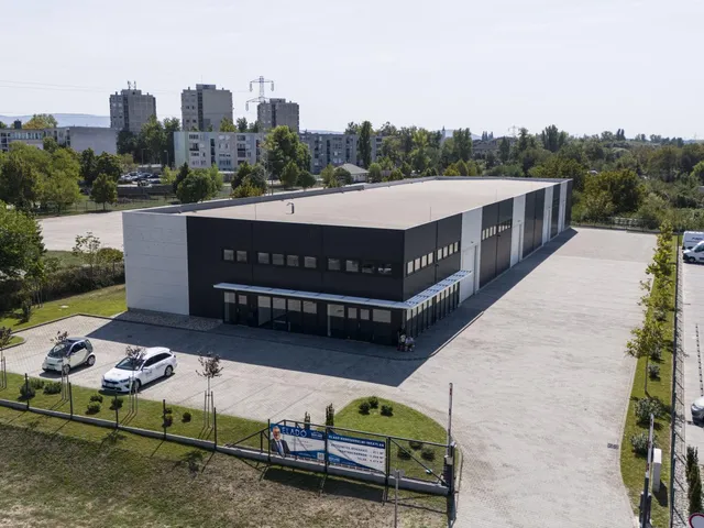 Eladó kereskedelmi és ipari ingatlan Tatabánya 1730 nm