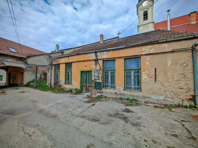 Eladó telek Tata 151 nm