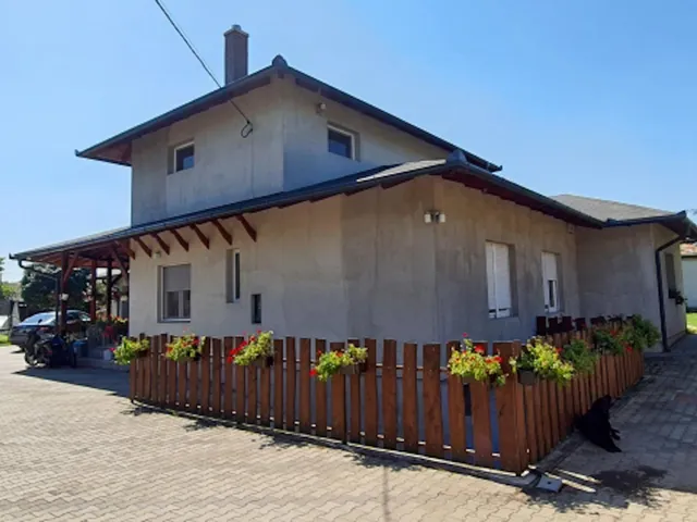 Eladó lakás Bicske 240 nm