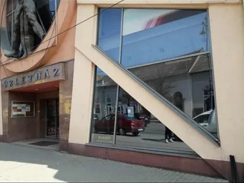 Kiadó kereskedelmi és ipari ingatlan Komárom 37 nm