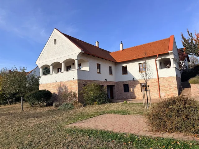 Eladó ház Vértessomló 175 nm