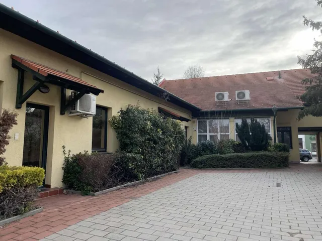 Eladó kereskedelmi és ipari ingatlan Tata 233 nm