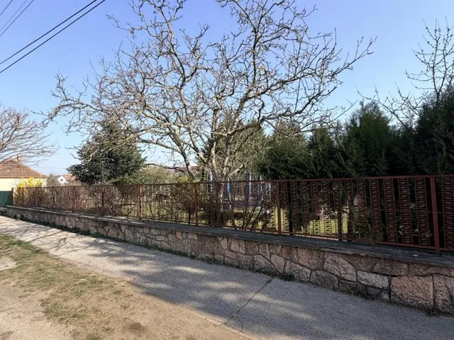 Eladó telek Tata 240 nm