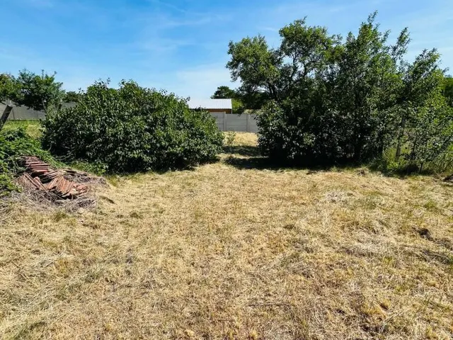 Eladó telek Komárom 701 nm
