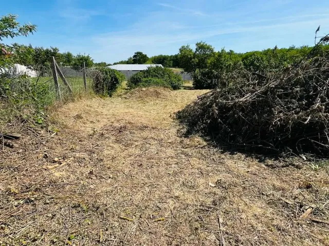 Eladó telek Komárom 701 nm