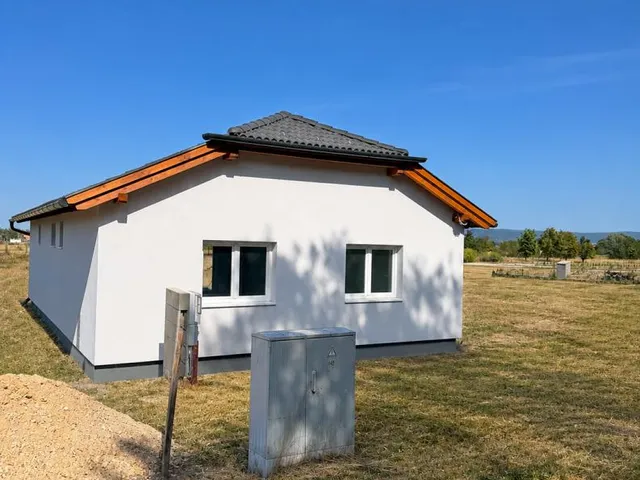 Eladó ház Naszály 88 nm