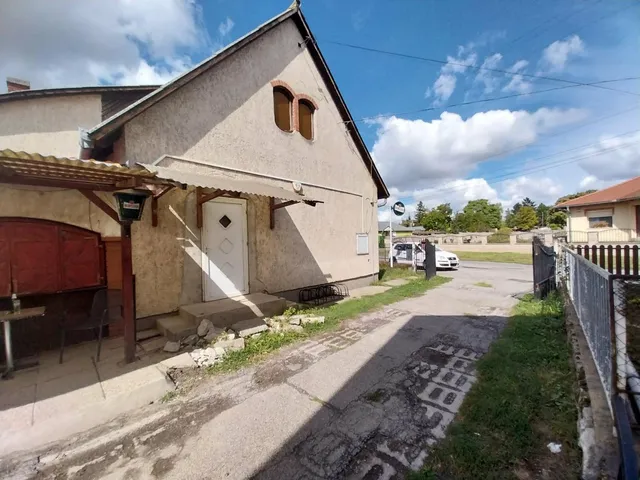 Eladó ház Bana 244 nm
