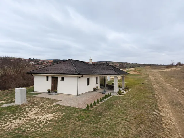 Eladó ház Dunaszentmiklós 84 nm