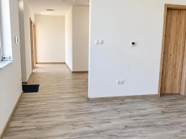 Kiadó kereskedelmi és ipari ingatlan Tatabánya 99 nm