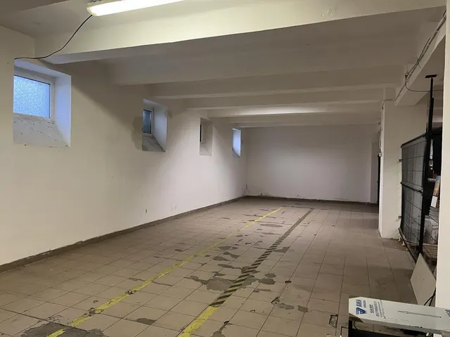 Kiadó kereskedelmi és ipari ingatlan Győr, Nádorváros 165 nm