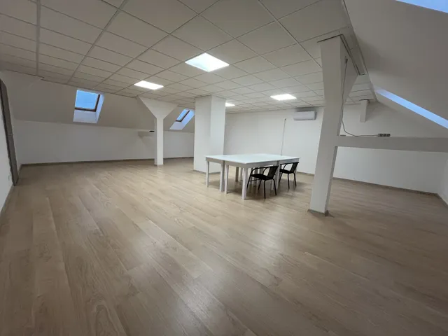 Kiadó kereskedelmi és ipari ingatlan Győr, Ménfőcsanak, Győri út 75 nm